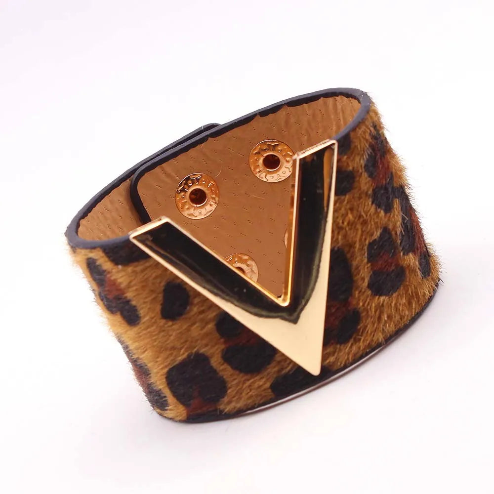 chic Viera cuff bracelet in faux fur cheetah brown pattern with luxurious golden accent for a rebellious boho luxe style by Montipi